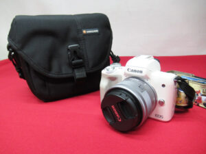 Canon キャノン EOS Kiss M レンズセット 15-45mm 0.25m/0.8ft カメラバッグ付き